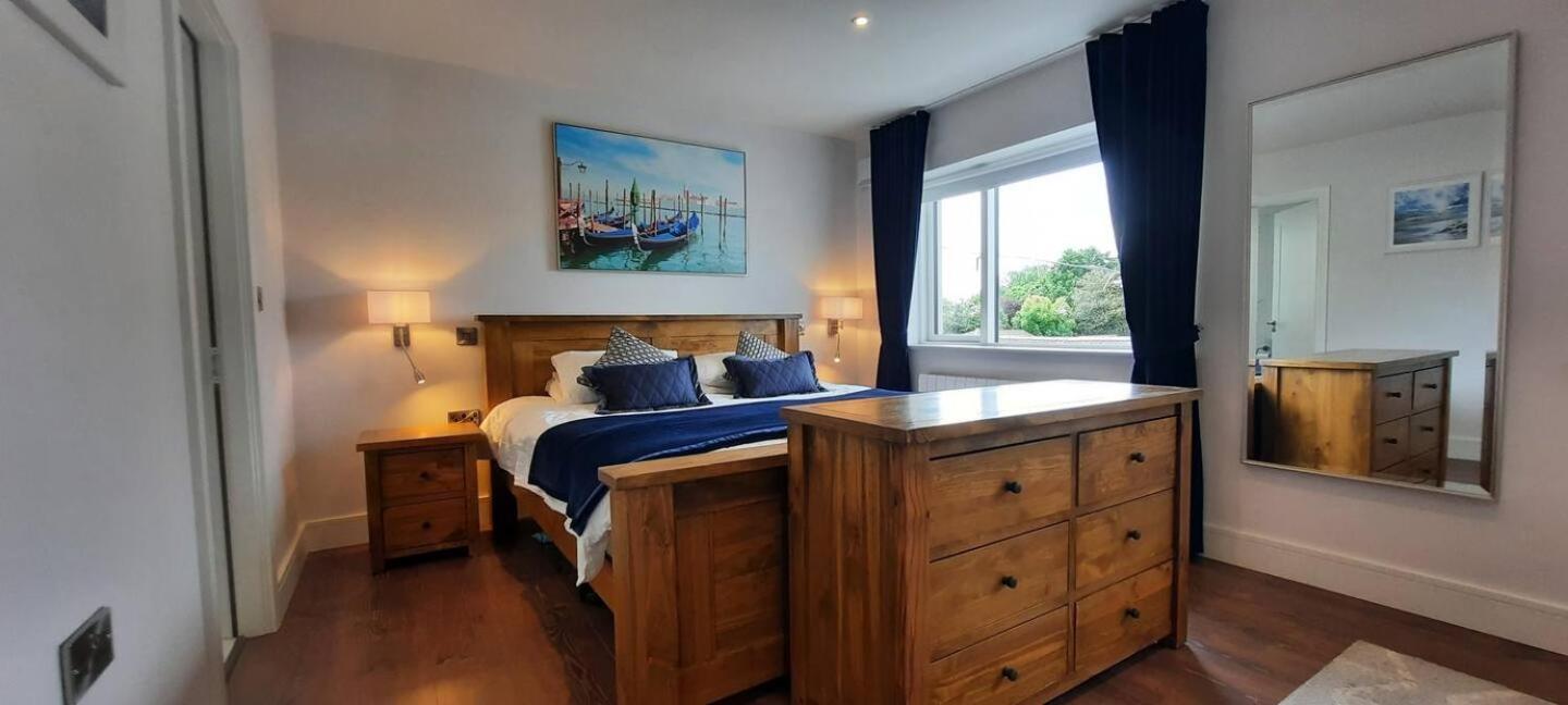 Stunning Family Home Sleeps 10 - Dublin — Photos 1